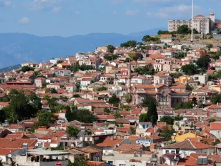 Këto qytete pak të njohura janë disa nga pikat më të bukura të Mesdheut!