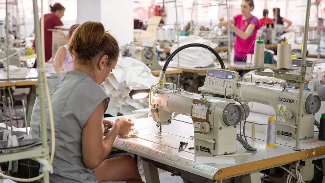 Si po ndryshon industria e veshjeve dhe lëkurës? – Suedia mbështet sektorin për reduktimin e kostove dhe rritjen e qendrueshme