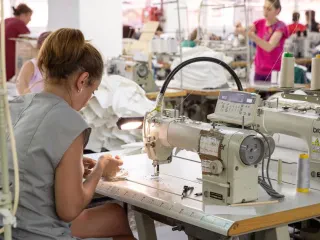 Si po ndryshon industria e veshjeve dhe lëkurës? – Suedia mbështet sektorin për reduktimin e kostove dhe rritjen e qendrueshme