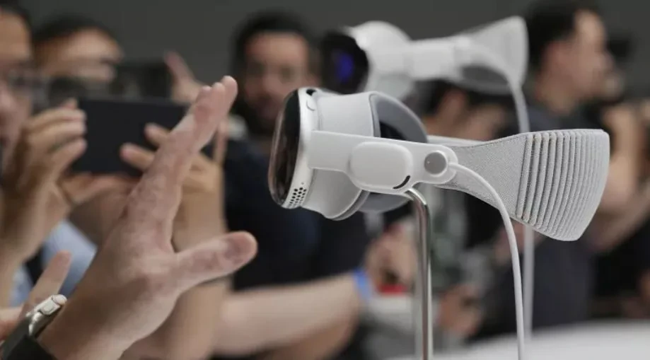 Vision Pro: Apple zbulon kufjet e saj të para virtuale!
