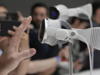 Vision Pro: Apple zbulon kufjet e saj të para virtuale!