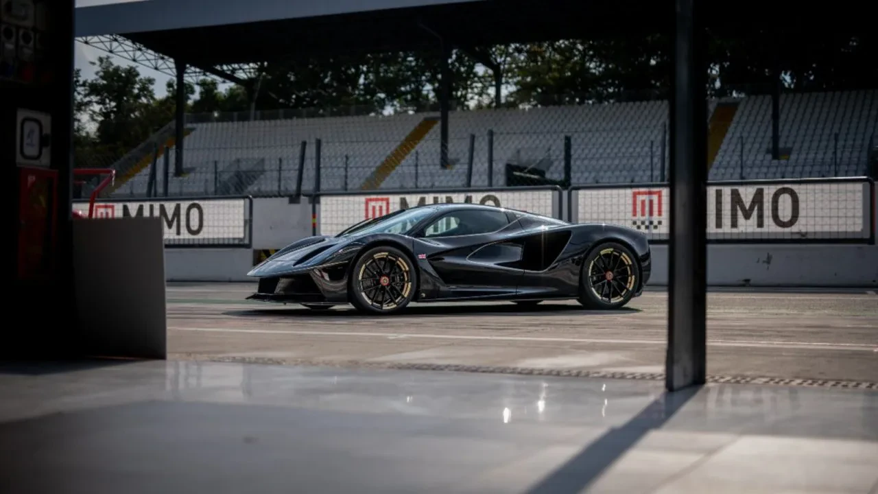 Lotus nderon pilotin legjendar me një version ekskluziv të makinës Evija