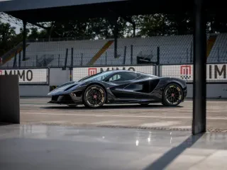 Lotus nderon pilotin legjendar me një version ekskluziv të makinës Evija