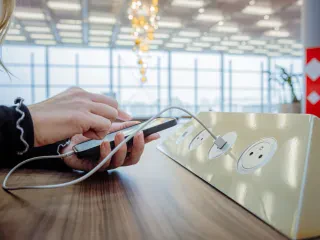FBI: Ja pse nuk duhet t’i karikoni kurrë pajisjet tuaja smart në aeroporte apo qendra tregtare!