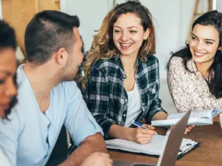 Qeveria, bursë me kusht studentëve – Për ta përfituar, pas diplomimit duhet të punojnë të paktën 3 vite në Shqipëri