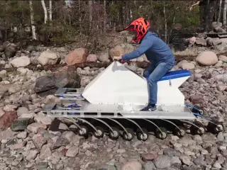 Nuk ka pengesë që e ndal, motori “shumëkëmbësh” ia kalon makinave më të mira “4×4”