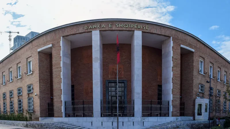 Banka e Shqipërisë jep miratimin paraprak për bashkimin me përthithje të bankave OTP-Alpha