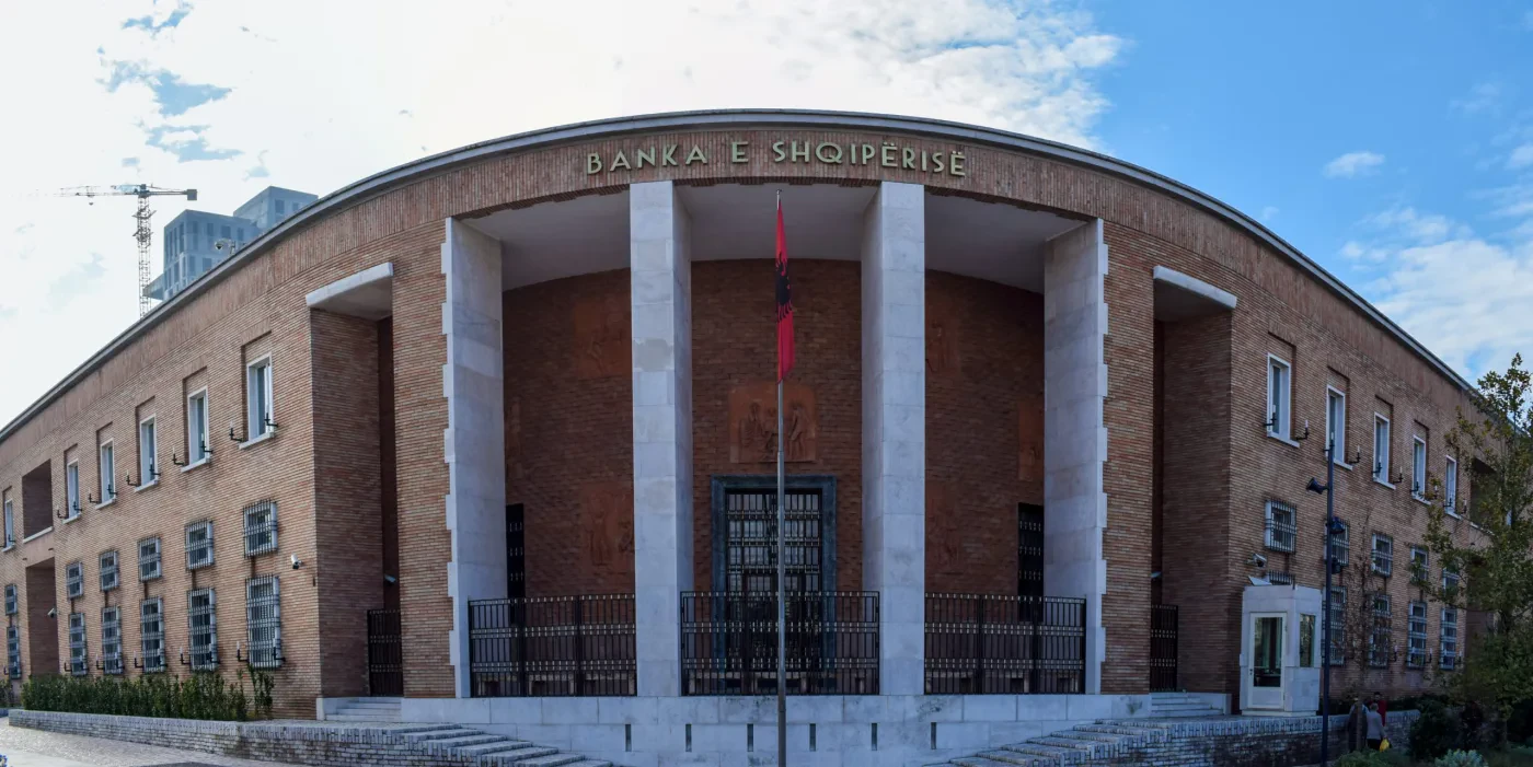 Banka e Shqipërisë jep miratimin paraprak për bashkimin me përthithje të bankave OTP-Alpha