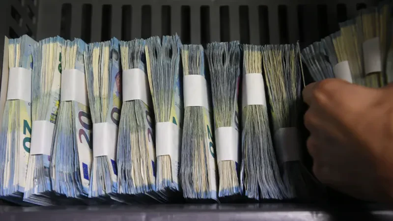 Flukset e larta të eurove, depozitat në valutë rriten 15.9% – Banka e Shqipërisë: Depozitat në monedhën europiane u shtuan me 1 miliard euro në 1 vit