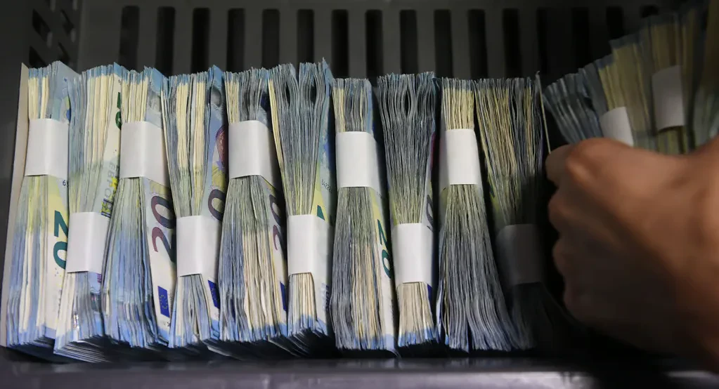 Flukset e larta të eurove, depozitat në valutë rriten 15.9% – Banka e Shqipërisë: Depozitat në monedhën europiane u shtuan me 1 miliard euro në 1 vit