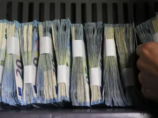 Flukset e larta të eurove, depozitat në valutë rriten 15.9% – Banka e Shqipërisë: Depozitat në monedhën europiane u shtuan me 1 miliard euro në 1 vit