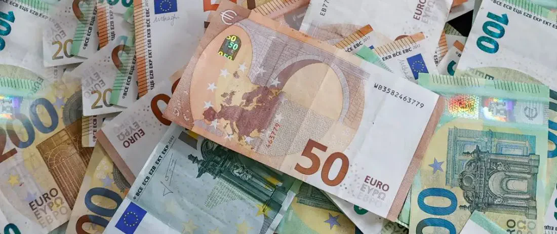 Eurot “lumë” në Shqipëri, BSH raporton mbi deeuroizimin – “Vështirë të dallohen efektet. Agjentët t’u rrinë larg transaksioneve të sforcuara”
