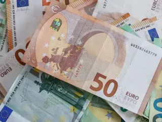 Eurot “lumë” në Shqipëri, BSH raporton mbi deeuroizimin – “Vështirë të dallohen efektet. Agjentët t’u rrinë larg transaksioneve të sforcuara”