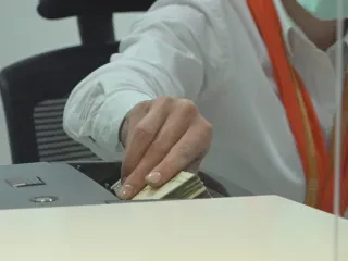 Në banka ranë kursimet në lekë, u shtuan në euro, shkak çmimet e larta dhe pushimet
