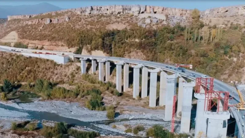 Ndërtimi i urave, 51.6 mln euro kredi – Marrëveshja në Kuvend/ Fokusi, te veprat e rrezikuara nga tërmetet dhe përmbytjet