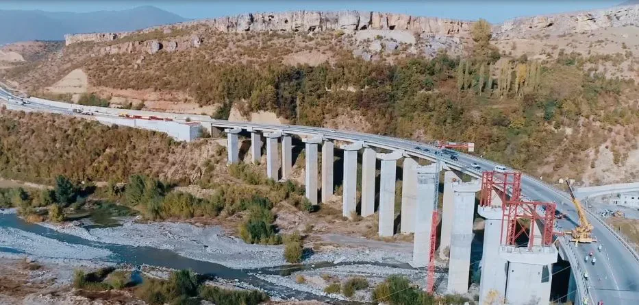 Ndërtimi i urave, 51.6 mln euro kredi – Marrëveshja në Kuvend/ Fokusi, te veprat e rrezikuara nga tërmetet dhe përmbytjet