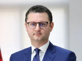 Kush është ministri që do ketë në “dorë” taksat e shqiptarëve? – Kuvendi voton kreun e ri të Financave. Ibrahimaj “mbron” sipërmarrjen