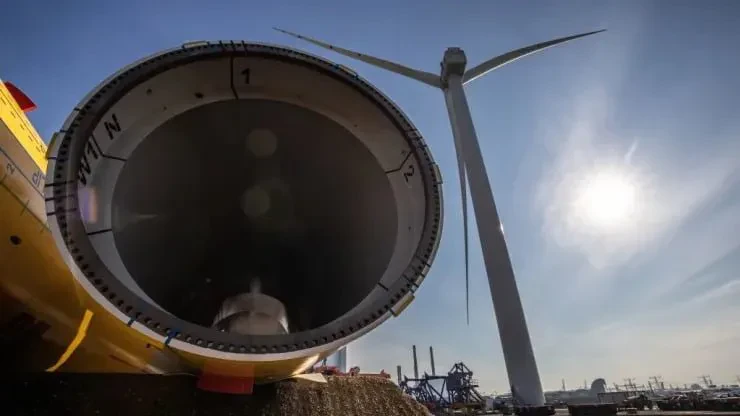 “Ferma më e madhe e erës në det të hapur në botë” prodhon energjinë e saj të parë!