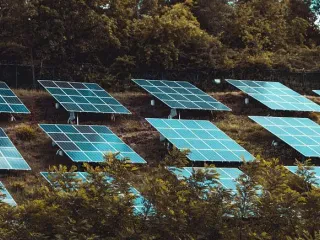 Shqipëria do furnizojë ‘qindra mijëra’ shtëpi me energji diellore – A mund të largohet Ballkani nga lëndët djegëse fosile?