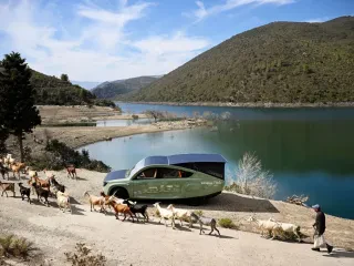 “SUV-i i parë diellor off-road në botë” sapo realizoi xhiron e tij të parë mbi 1 mijë km distancë!
