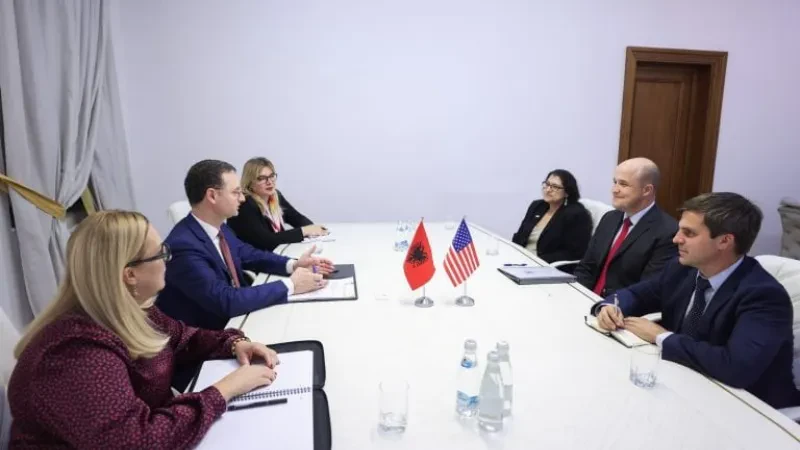 Ministri Mete takim me të Ngarkuarin me Punë të SHBA-së në Tiranë / Në diskutim thellimi i bashkëpunimit ekonomik dhe rritja e investimeve amerikane