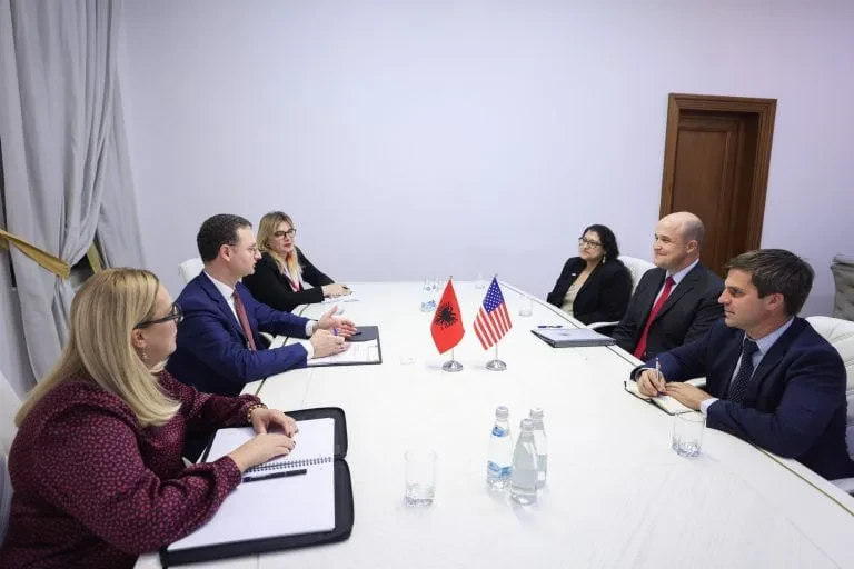 Ministri Mete takim me të Ngarkuarin me Punë të SHBA-së në Tiranë / Në diskutim thellimi i bashkëpunimit ekonomik dhe rritja e investimeve amerikane