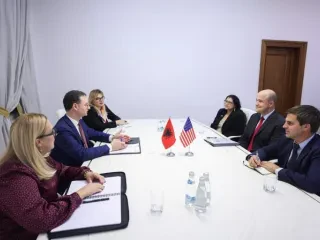 Ministri Mete takim me të Ngarkuarin me Punë të SHBA-së në Tiranë / Në diskutim thellimi i bashkëpunimit ekonomik dhe rritja e investimeve amerikane