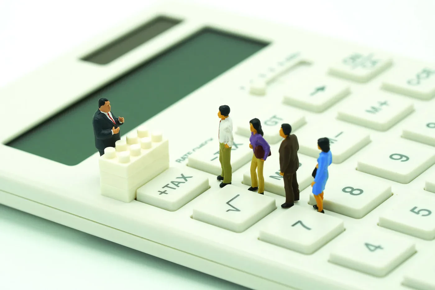 Çfarë taksash do të ndryshojnë në 2024-ën? – Paketa fiskale/ Ndërhyrje në disa industri, preken biznese dhe qytetarë