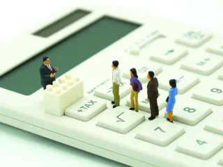Çfarë taksash do të ndryshojnë në 2024-ën? – Paketa fiskale/ Ndërhyrje në disa industri, preken biznese dhe qytetarë