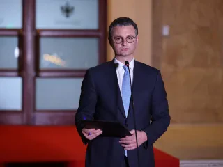110 milion USD për rritjen e pagave, kush përfiton? – Qeveria miraton pr.buxhetin 2024/ Mete: Më shumëpara’ për pensionet dhe mbrojtjen sociale