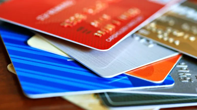 Kartat bankare bazike, Qeveria ia lë në dorë BSH caktimin e tarifës – Drafti fillestar parashikonte nivel jo më të lartë se 50% i mesatares të secilës bankë