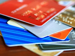 Kartat bankare bazike, Qeveria ia lë në dorë BSH caktimin e tarifës – Drafti fillestar parashikonte nivel jo më të lartë se 50% i mesatares të secilës bankë