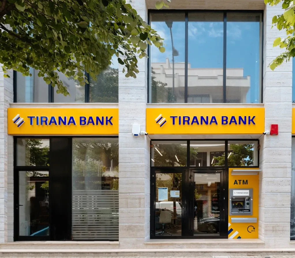 Tirana Bank, sponsorizon laborator për studentët e FTI – Mustafa: Studentët partnerë të rrugëtimit drejt transformimit Digital