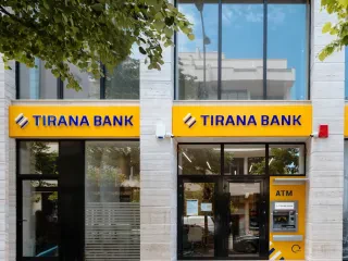 Tirana Bank, sponsorizon laborator për studentët e FTI – Mustafa: Studentët partnerë të rrugëtimit drejt transformimit Digital