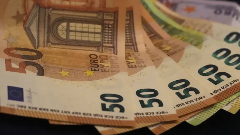 Individët dhe bizneset “largohen” nga euro – Bankës së Shqipërisë analizon tendencën. Interesat e kredive në lekë, më të lira