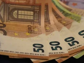 Individët dhe bizneset “largohen” nga euro – Bankës së Shqipërisë analizon tendencën. Interesat e kredive në lekë, më të lira