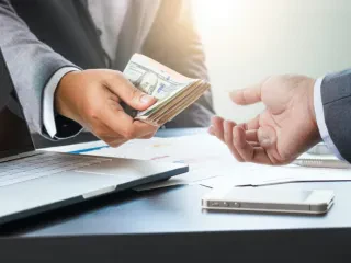 Huadhënia “frenon” për bizneset, rritet për individët – BSH: Rritja e fortë e kërkesës së huaj për turizëm, përmirësoi likuiditetin e sipërmarrjeve
