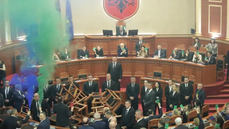 Kuvendi miraton paketën fiskale dhe buxhetin 2024 – Seanca plenare zgjati vetëm rreth 8 minuta për shkak të situatës së tensionuar