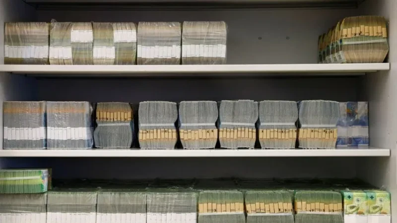 Edhe shoqëritë e kursim-kreditit, kasat plot me euro – Volumi i monedhave dhe kartmonedhave të SHKK-ve, mbi 110 Milionë euro në 2023