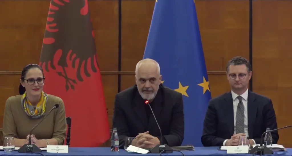 Biznesi, me “shtëpi” të re te piramida – Rama: Ulet papunësia, rriten investimet e huaja. “Shtëpia e re e biznesit do të jetë në një nga kubat e piramidës”