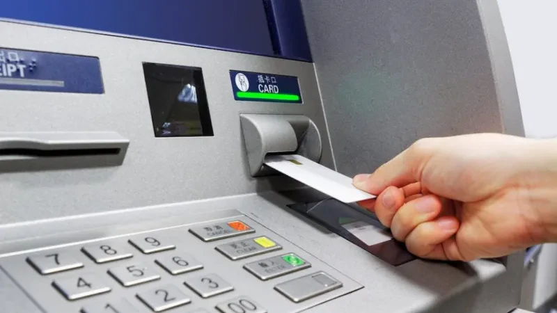Sa të sigurtë janë bankomatët në Shqipëri? – BSH dhe Shoqata e Bankave: Kartat bankare, më të sigurta se paratë Cash