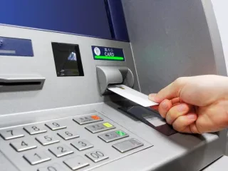 Sa të sigurtë janë bankomatët në Shqipëri? – BSH dhe Shoqata e Bankave: Kartat bankare, më të sigurta se paratë Cash