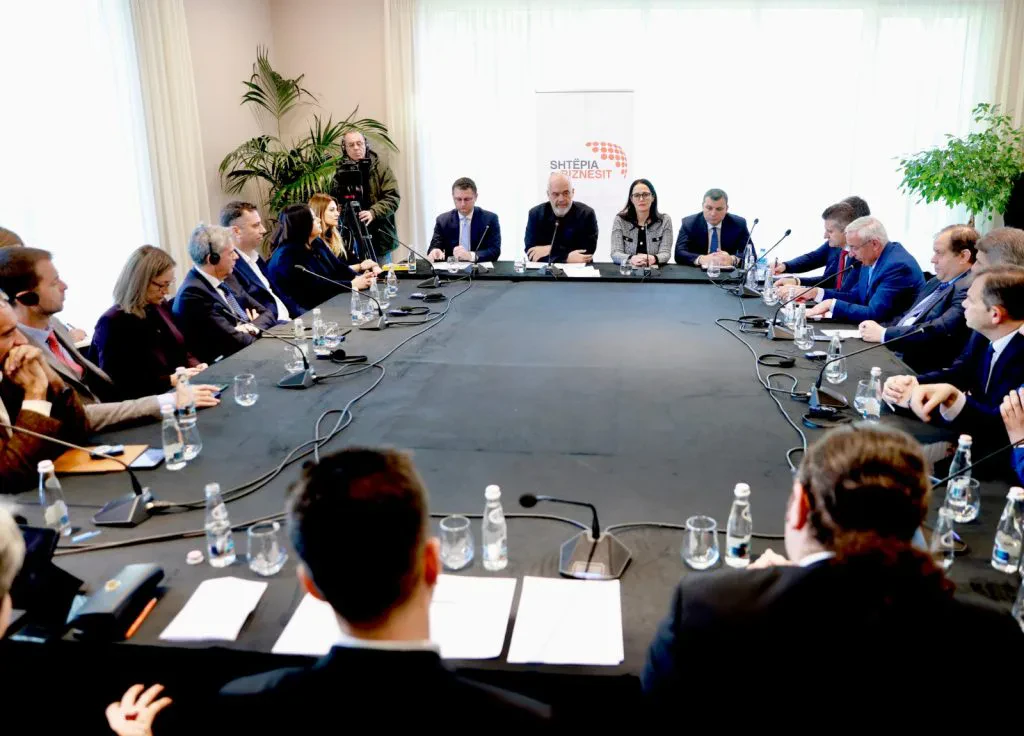 Mbahet takimi i radhës te Shtëpia e Biznesit / Ministri Mete: Inovacioni në sistemin financiar i shërben zhvillimit ekonomik të vendit