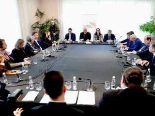 Mbahet takimi i radhës te Shtëpia e Biznesit / Ministri Mete: Inovacioni në sistemin financiar i shërben zhvillimit ekonomik të vendit