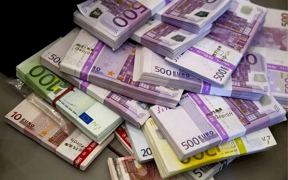 Eurot “vërshojnë” në banka, totali thuajse 7.3 miliardë – Në 2023, depozitat në monedhën evropiane, 15.5% më të larta se një vit më parë