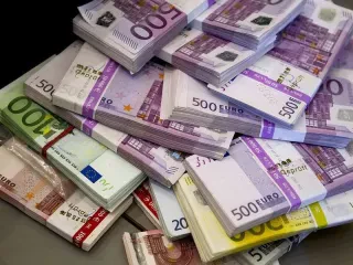 Eurot “vërshojnë” në banka, totali thuajse 7.3 miliardë – Në 2023, depozitat në monedhën evropiane, 15.5% më të larta se një vit më parë
