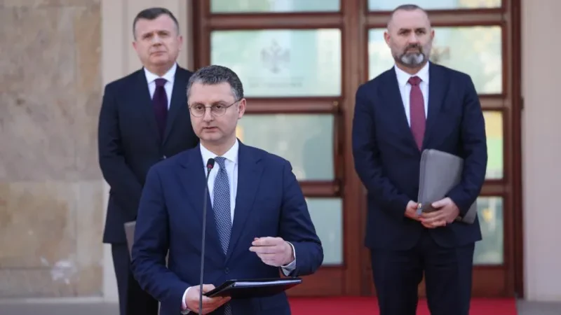 Qeveria ndryshon buxhetin me akt normativ. Pakete 4 miliardë lekë për fasonët. Financim Portit Tregtar
