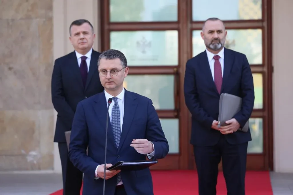 Qeveria ndryshon buxhetin me akt normativ. Pakete 4 miliardë lekë për fasonët. Financim Portit Tregtar