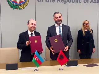 Nënshkruhet marrëveshja për heqjen e vizave me Azerbajxhanin – Mundësi të reja për turizëm, zhvillim ekonomik dhe bashkëpunime mes dy vendeve