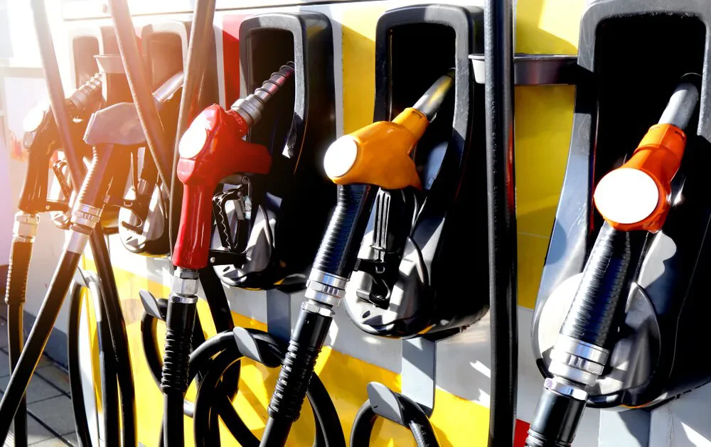 Shqiptarët “lëshojnë dorën” tek nafta – Rritet konsumi, mbi 46 mijë ton vetëm në muajin Shkurt